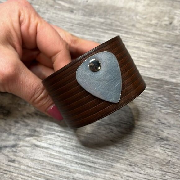 Nashville brown cuff with silver guitar pick - Picture 4 of 5